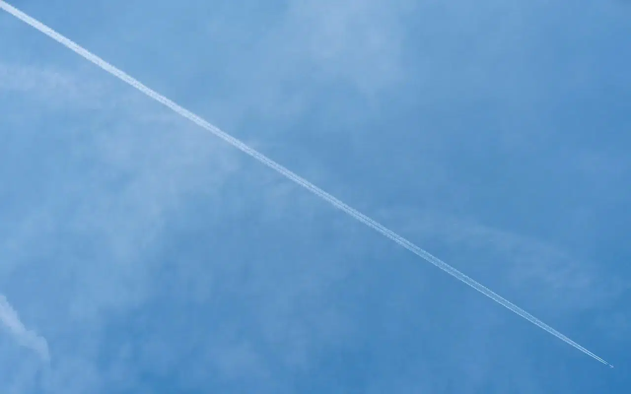 Ces traînées blanches dans le ciel aggravent-elles vraiment le réchauffement climatique Ces traînées blanches dans le ciel aggravent-elles vraiment le réchauffement climatique