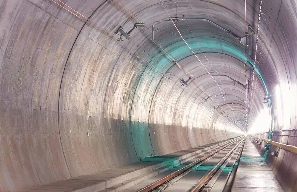 Grâce au tunnel de base du Gothard, la liaison Zurich-Milan est raccourcie de 30 minutes. Grâce au tunnel de base du Gothard, la liaison Zurich-Milan est raccourcie de 30 minutes.