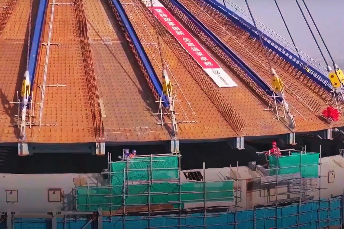le 23 mars 2025, une grue chenille de 3 200 tonnes a soulevé une cloche d’acier de 41 mètres de diamètre et 11 mètres de haut, pour la déposer, tout en douceur, au sommet du bâtiment réacteur nucléaire d'Haiyang.
