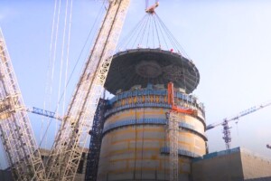 Démonstration de force de la Chine qui pose 1 000 tonnes d’acier en un temps record sur son nouveau réacteur nucléaire high-tech
