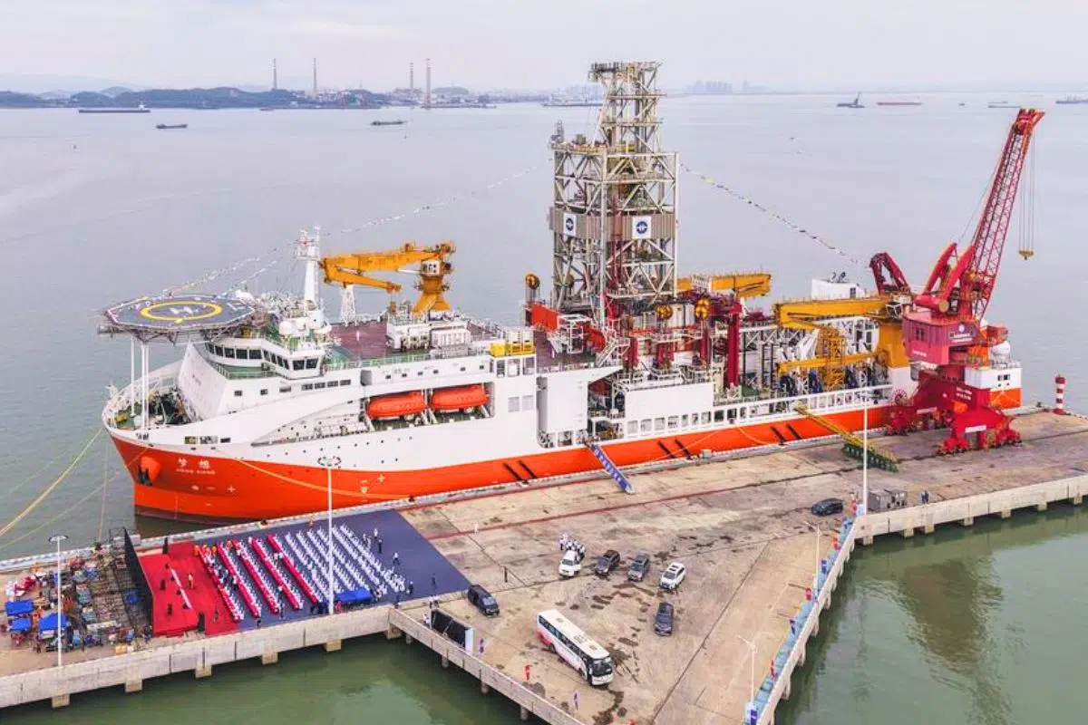 Avec ses 42 600 tonnes ce nouveau Avec ses 42 600 tonnes ce nouveau