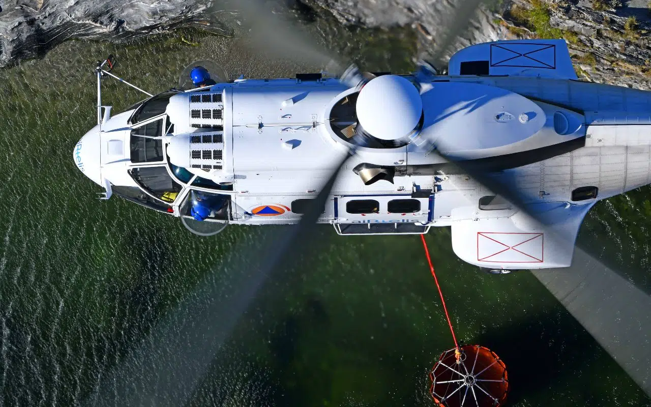 4 tonnes d’eau, 19 pompiers à bord, c'est le nouveau géant des airs grec. 8 hélicoptères H215 commandés auprès d'Airbus par la Grèce 4 tonnes d’eau, 19 pompiers à bord, c'est le nouveau géant des airs grec. 8 hélicoptères H215 commandés auprès d'Airbus par la Grèce