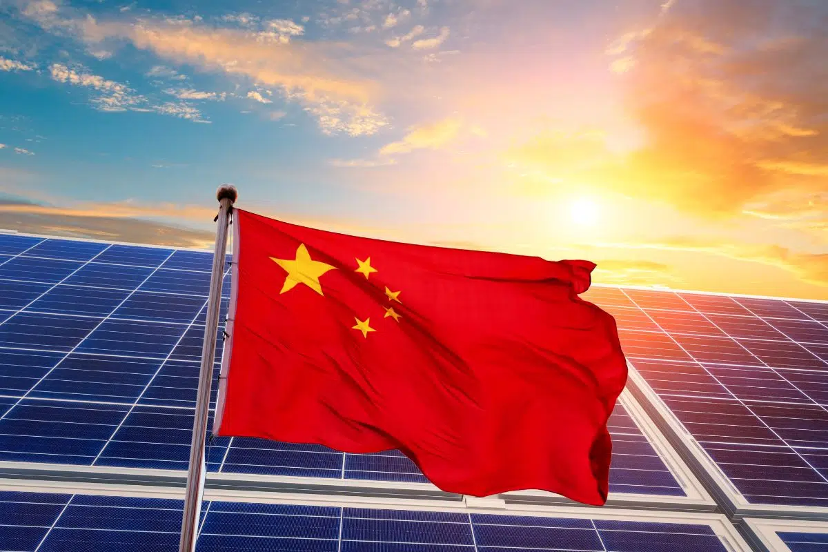 Déjà en position d'ultra-domination du marché des panneaux solaires, la Chine a trouvé comment ENCORE conserver et renforcer son quasi-monopole Déjà en position d'ultra-domination du marché des panneaux solaires, la Chine a trouvé comment ENCORE conserver et renforcer son quasi-monopole