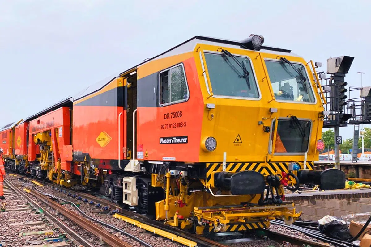 Le Royaume-Uni continue de puiser dans l'expertise française du rail avec ce contrat de 380 millions d'euros pour l'entretien de ces machines spécialisées Le Royaume-Uni continue de puiser dans l'expertise française du rail avec ce contrat de 380 millions d'euros pour l'entretien de ces machines spécialisées