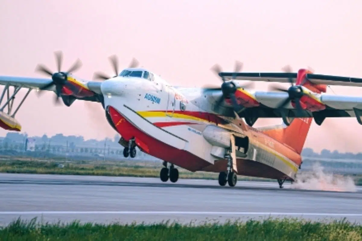 La Chine va ENFIN pouvoir vendre son avion de tous les records : long comme 4 bus scolaires et capable de porter 12 tonnes d'eau La Chine va ENFIN pouvoir vendre son avion de tous les records : long comme 4 bus scolaires et capable de porter 12 tonnes d'eau