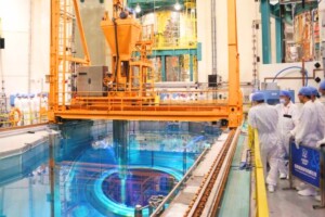 Des ingénieurs supervisent le chargement du combustible nucléaire dans l'unité 5 de la centrale nucléaire chinoise de Fuqing à Fuqing, dans la province de Fujian, développée par China National Nuclear Corp, le 4 septembre 2021. L'unité 5 est le premier projet pilote au monde utilisant la technologie Hualong One. (HU JIE / XINHUA)
