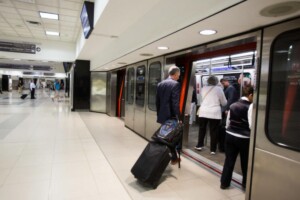 La France est désormais au coeur du plus grand aéroport du monde dont les 108 millions de passagers annuels prendront la nouvelle navette high-tech d'Alstom