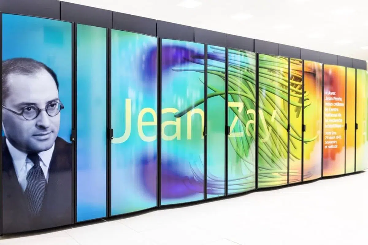 La France reste au contact des plus grandes puissances informatiques du monde avec ce supercalculateur qui fait honneur au CNRS