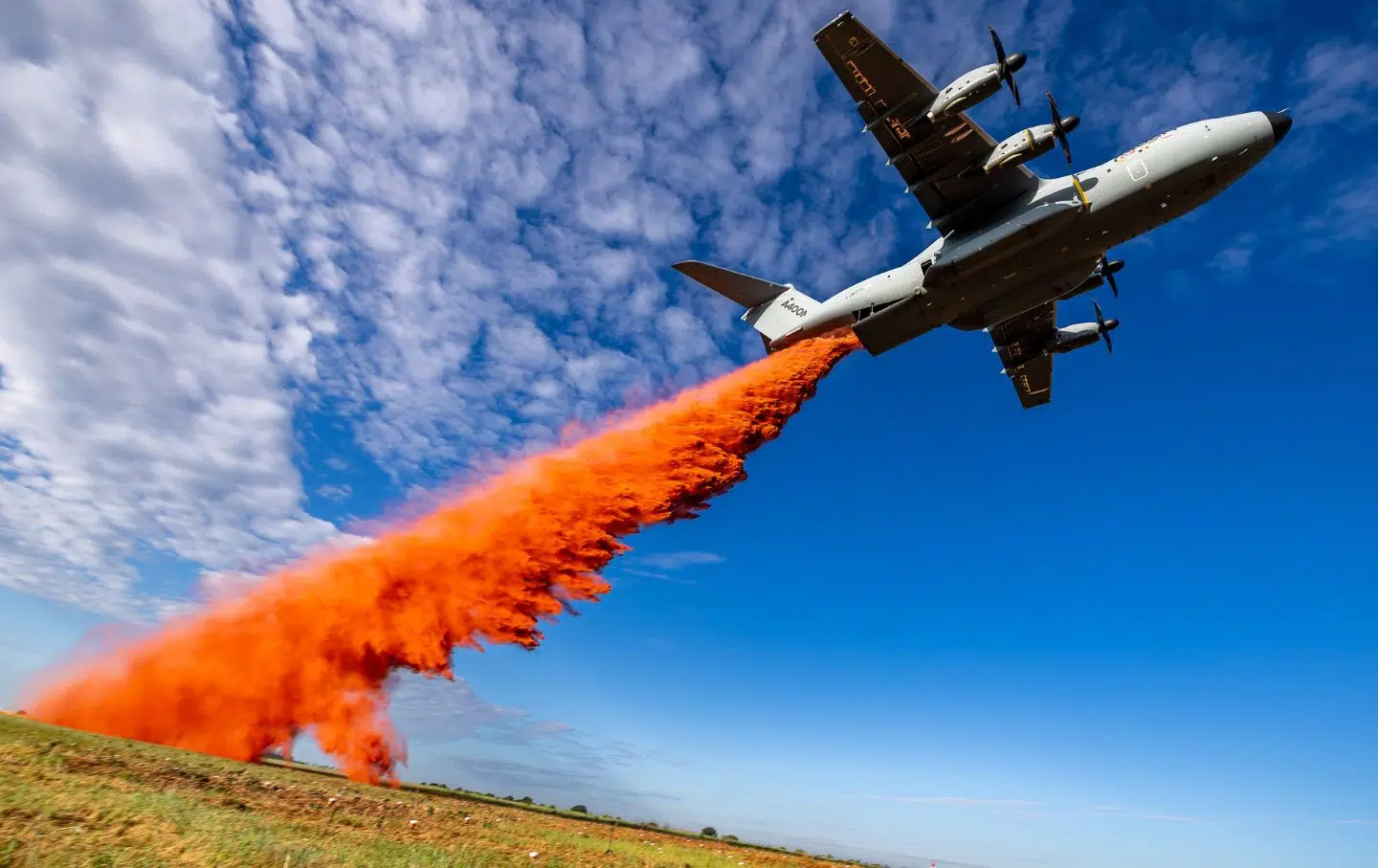 20 000 litres en une seule passe les performances spectaculaires du nouvel Airbus A400M 20 000 litres en une seule passe les performances spectaculaires du nouvel Airbus A400M
