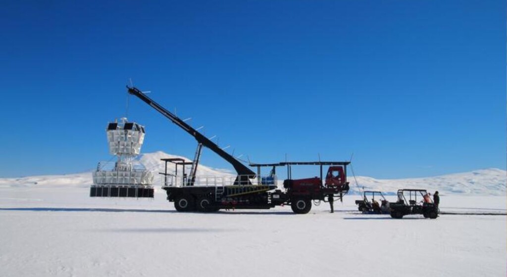 Stephanie Wissel et des équipes de chercheurs du monde entier travaillent à la conception et à la construction de détecteurs spéciaux capables de capter les signaux sensibles des neutrinos, même en quantités relativement faibles. « Un seul signal, même faible, provenant d'un neutrino, recèle une mine d'informations ; toutes les données sont donc importantes », a-t-elle déclaré. 