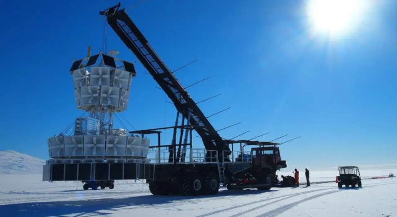 Des impulsions radio détectées inexpliquées provenant de la glace en Antarctique par ANITA sont remises en cause Des impulsions radio détectées inexpliquées provenant de la glace en Antarctique par ANITA sont remises en cause