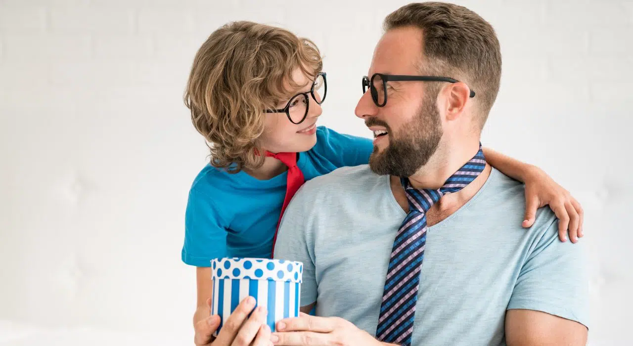 Fête des pères l’injustice silencieuse des pères, les Français offrent moins de cadeaux que pour la Fête des mères Fête des pères l’injustice silencieuse des pères, les Français offrent moins de cadeaux que pour la Fête des mères