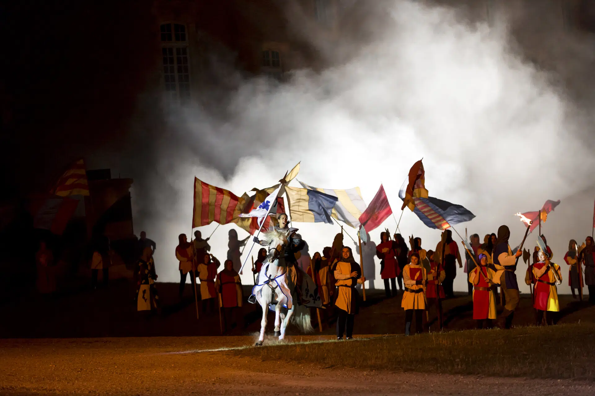 C'est le 2e plus grand spectacle historique de France : 600 acteurs, 50 cavaliers, des chiens, des chars etc et il revient dans un mois C'est le 2e plus grand spectacle historique de France : 600 acteurs, 50 cavaliers, des chiens, des chars etc et il revient dans un mois