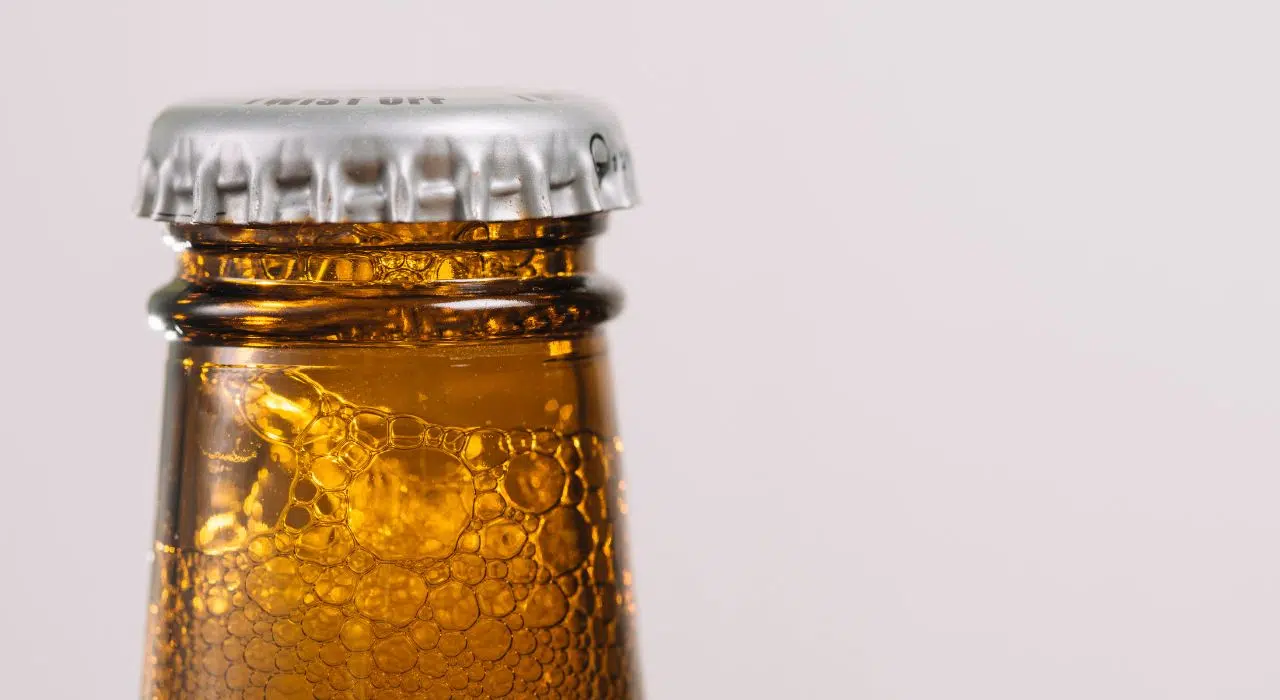 Les bouteilles en verre contiennent plus de microplastiques que celles en plastique ou en aluminium Une étude française bouleverse les idées reçues Les bouteilles en verre contiennent plus de microplastiques que celles en plastique ou en aluminium Une étude française bouleverse les idées reçues