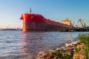 Navire porte-conteneurs au port (Freepik)