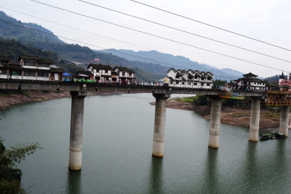 La ville de Chongqing aurait 20 000 ponts dont le viaduc de la rivière Liziang qui comprend ces curieuses habitations. Source : people.cn