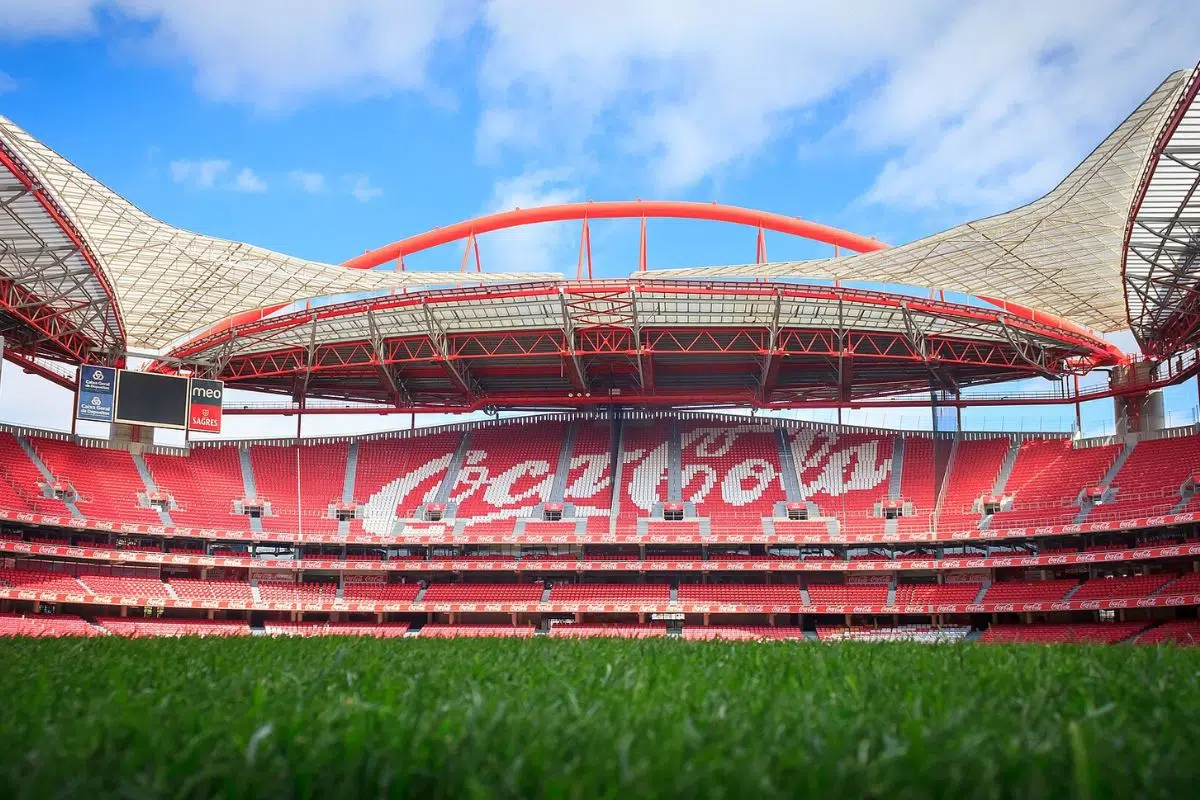 Le 8e plus grand stade d'Europe et demeure de ce club mythique avec 2 ligues des champions va investir 200 millions d'euros pour transformer son enceinte Le 8e plus grand stade d'Europe et demeure de ce club mythique avec 2 ligues des champions va investir 200 millions d'euros pour transformer son enceinte