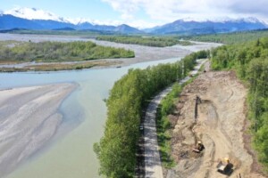 Un groupe français décroche un des contrats le plus insolites du monde dans le secteur routier avec cette route au milieu des ours en Alaska