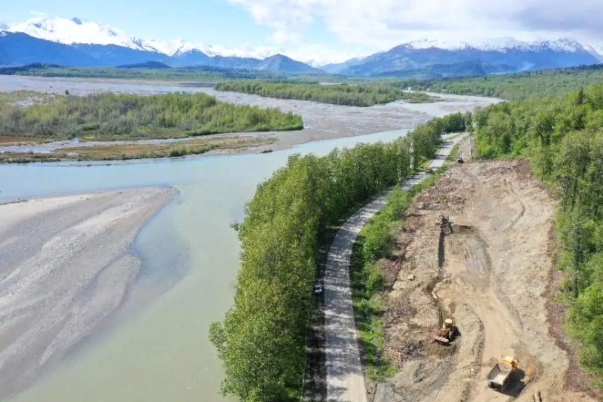 Un groupe français décroche un des contrats le plus insolites du monde dans le secteur routier avec cette route au milieu des ours en Alaska Un groupe français décroche un des contrats le plus insolites du monde dans le secteur routier avec cette route au milieu des ours en Alaska