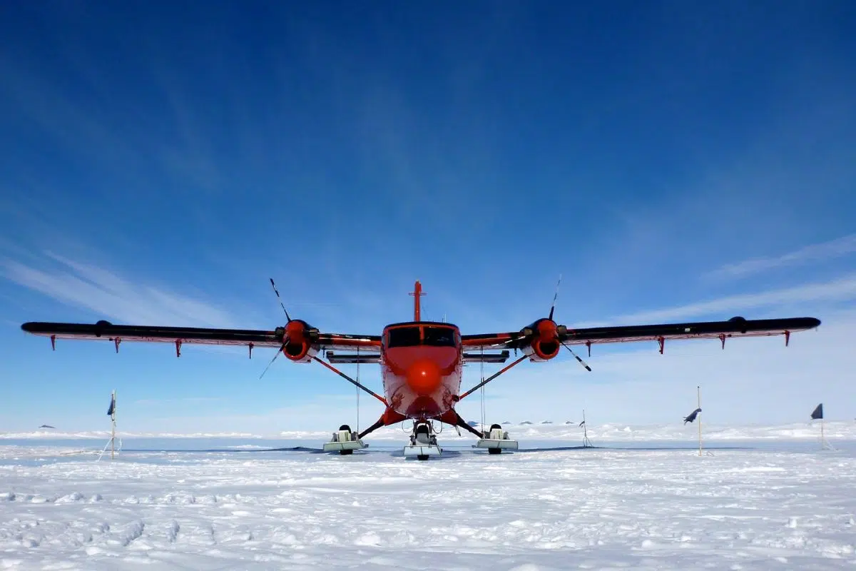 Découvert sous l'Antarctique grâce à cet avion, il fait 3 500 km de long et pourrait bien être l'ultime rempart de l'humanité conte la montées des eaux