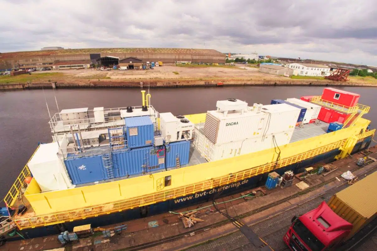 L'Allemagne n'a pas de pétrole mais elle a des idées avec cette première mondiale : une usine flottante capable de produire de l'hydrogène à partir la mer et du vent L'Allemagne n'a pas de pétrole mais elle a des idées avec cette première mondiale : une usine flottante capable de produire de l'hydrogène à partir la mer et du vent