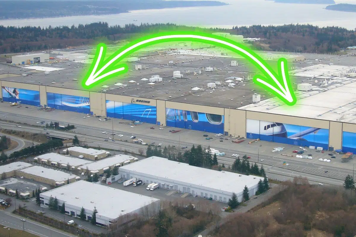 La plus grande usine du monde emploie 30 000 personnes, pourrait contenir 3 753 piscines olympiques et permet de produire jusqu’à 8 avions en même temps La plus grande usine du monde emploie 30 000 personnes, pourrait contenir 3 753 piscines olympiques et permet de produire jusqu’à 8 avions en même temps