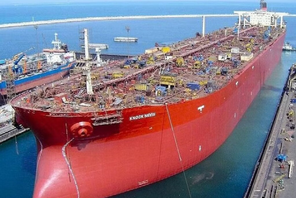 Avec 458,45 mètres de long, 69 mètres de large et un tirant d’eau de 24,6 mètres, le Seawise Giant bat tous les records.