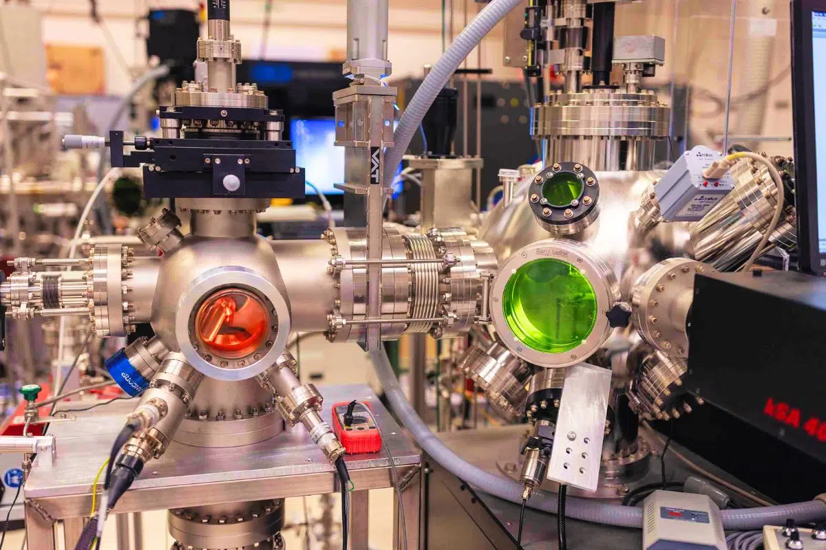 Les Américains ont mis 2 ans à comprendre leur propre découverte avec ce nouvel état de la matière qui a étonné le monde de la physique : le cristal liquide quantique Les Américains ont mis 2 ans à comprendre leur propre découverte avec ce nouvel état de la matière qui a étonné le monde de la physique : le cristal liquide quantique