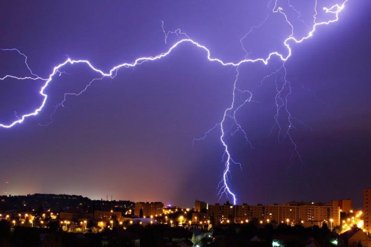 Cette méga-foudre a attendu 8 ans avant que les scientifiques ne se rendent compte qu'elle avait battu le record du monde de longueur pour un éclair avec 828 km Cette méga-foudre a attendu 8 ans avant que les scientifiques ne se rendent compte qu'elle avait battu le record du monde de longueur pour un éclair avec 828 km