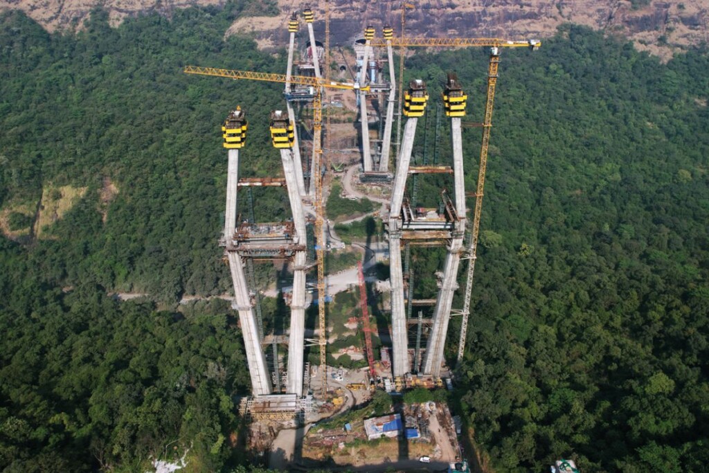 Le pont à haubans du Mumbai-Pune Express fera 650 mètres de long coiffé d’un pylône en forme de diamant culminant à 181,77 mètres.