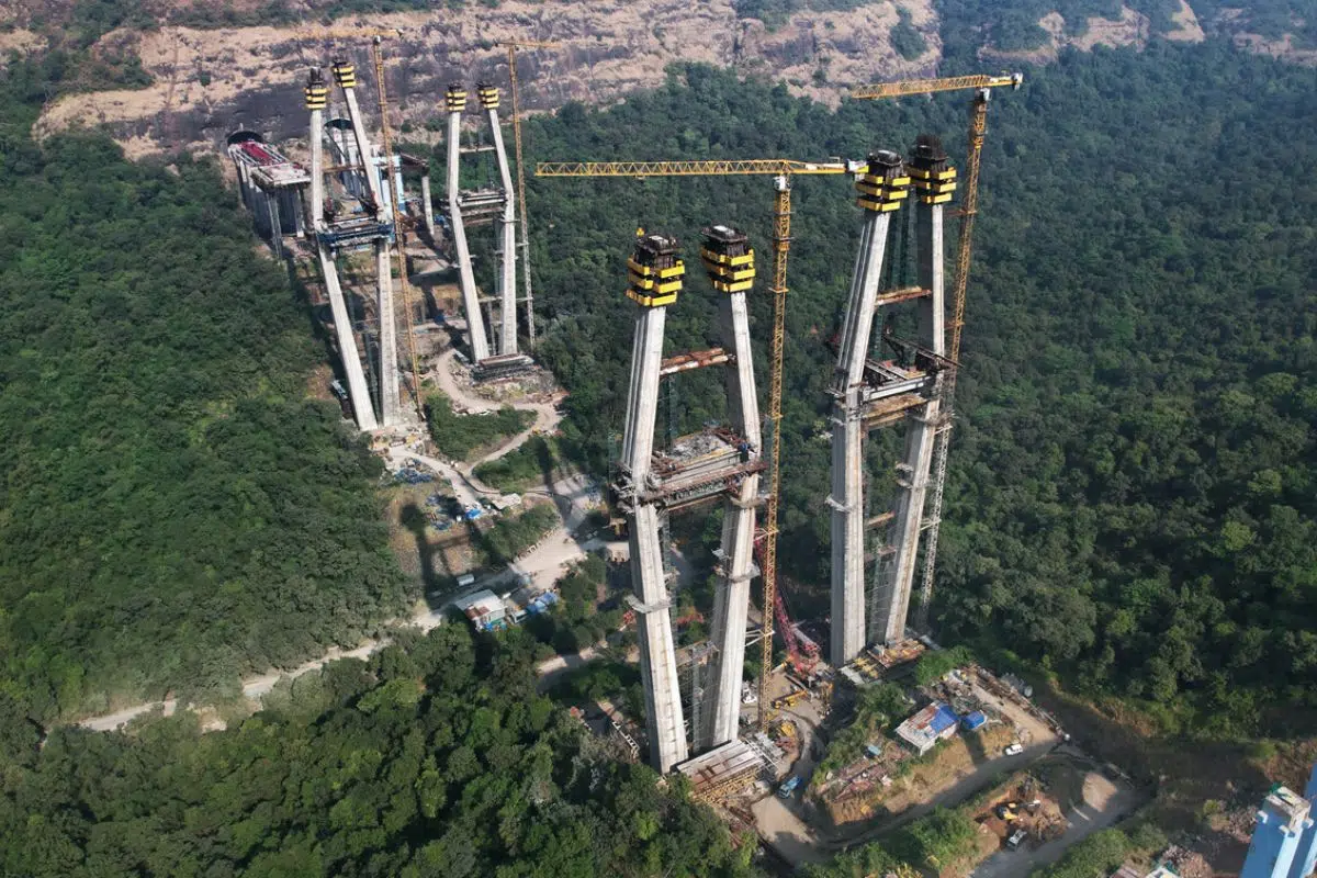 Ce pays construit 29 km d'autoroute par jour et ce pont colossal est un symbole de sa nouvelle puissance acquise dans la construction