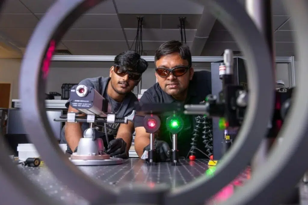 Équipe de l’université de Denver testant un système laser sur puce en siliciumL’assistant professeur en ingénierie Aakash Sahai et l’étudiant en master Kalyan Tirumalasetty sont sur le point d’offrir aux scientifiques un nouvel outil qui pourrait les aider à transformer la science-fiction en réalité (Université du Colorado à Denver).