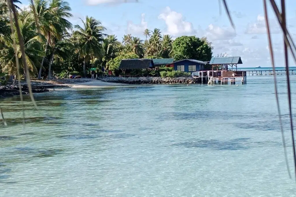 Le village de Tetamanu, uniquement accessible en bateau.