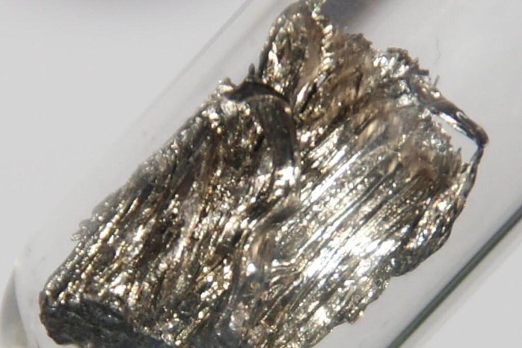 Samarium ultrapure sublimé, 2 grammes. Taille originale en cm : 0,8 × 1,5