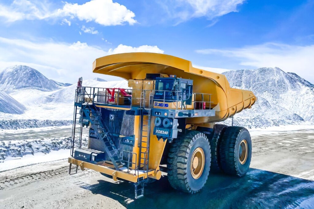 Le XDE240 avec 380 tonnes à charges pleines et un véritable symbole de l'avance prise par la Chine dans le domaine des batteries.