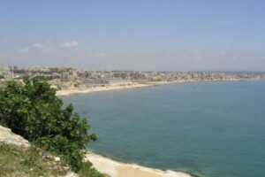 Ce géant français des mers se positionne sur un ancien bastion russe et veut faire de ce port stratégique une porte d'entrée française sur le Moyen-Orient