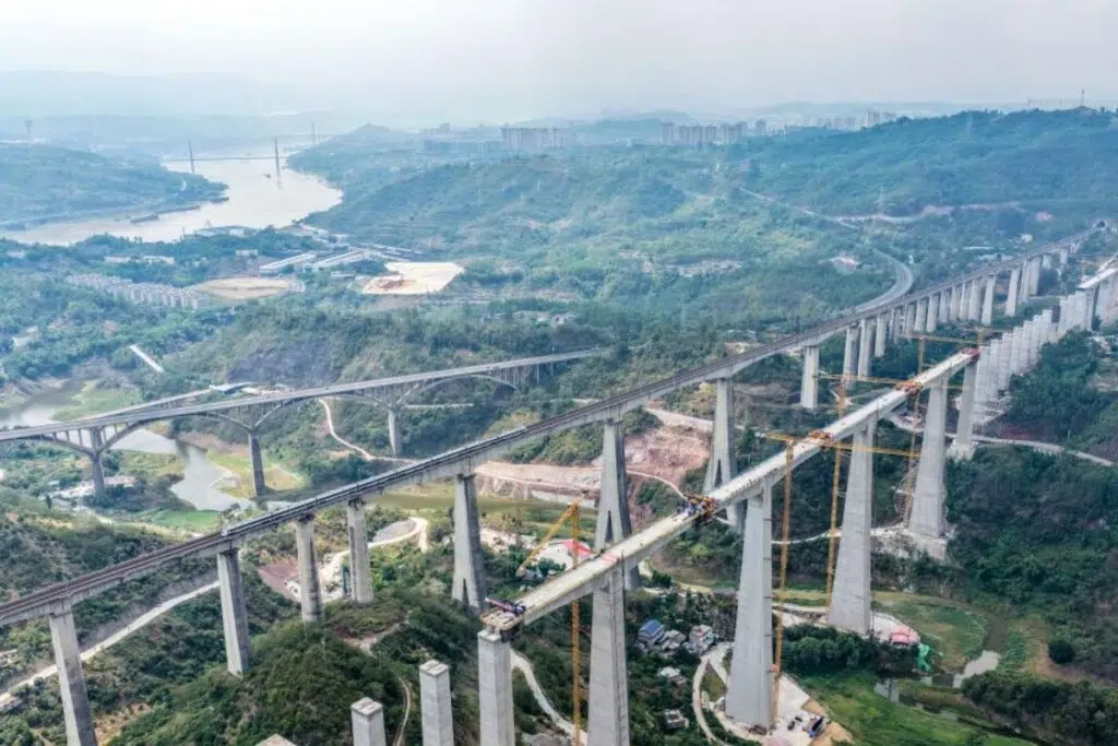 Le pont de Caijiagou est un viaduc de 953 mètres indispensable pour la LGV Chongqing–Wanzhou.