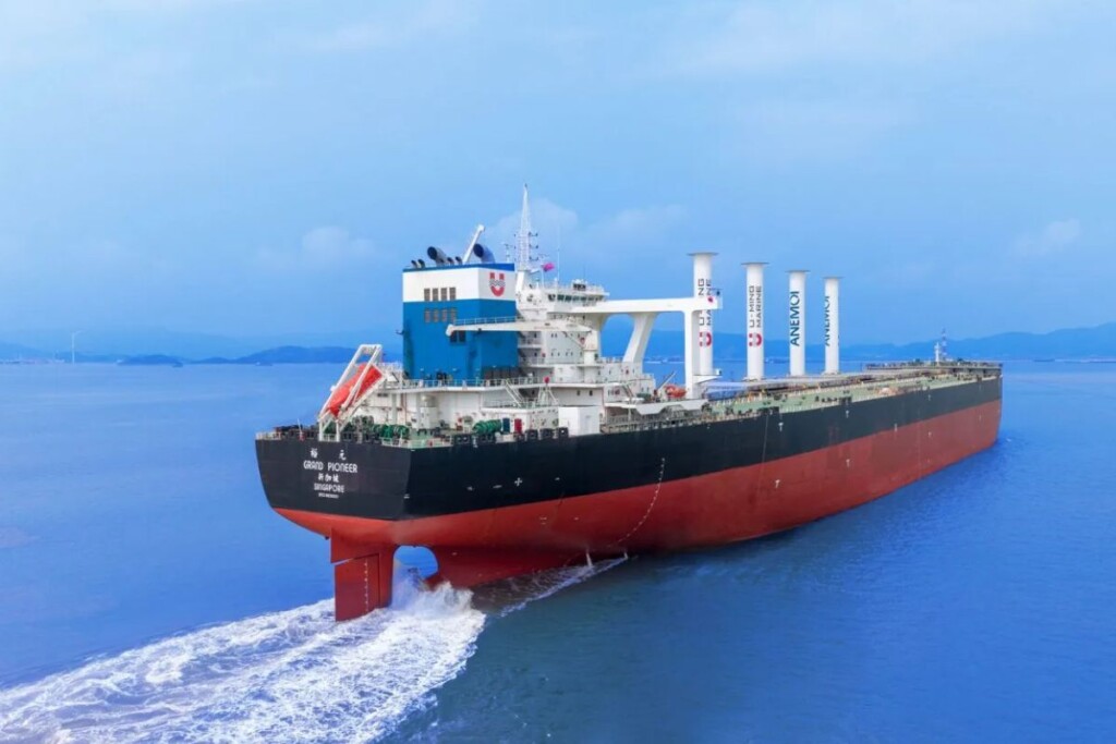Le Grand Pioneer et ses 325 000 tonnes pourraient économiser jusqu'à 12% de carburant et d'émissions de gaz à effet de serre grâce à ses 4 voiles rotatives géantes.
