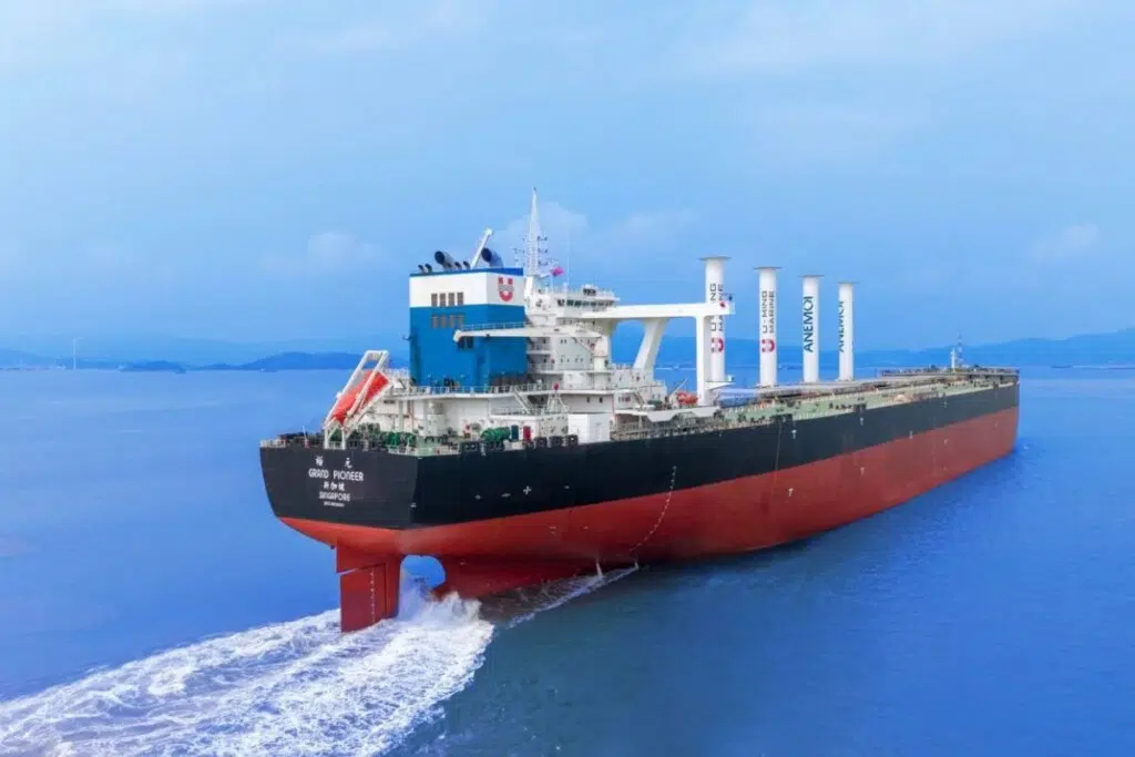 Le Grand Pioneer et ses 325 000 tonnes pourraient économiser jusqu'à 12% de carburant et d'émissions de gaz à effet de serre grâce à ses 4 voiles rotatives géantes.