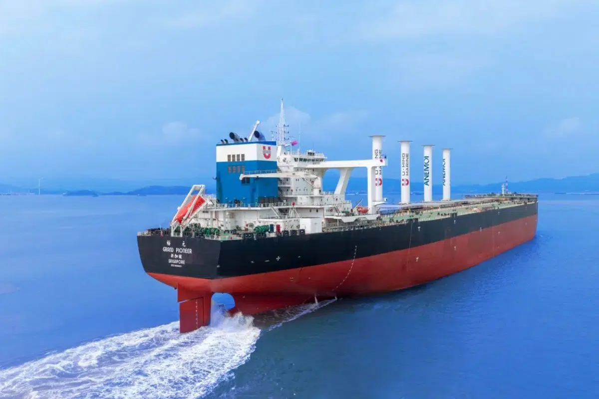 Le Grand Pioneer et ses 325 000 tonnes pourraient économiser jusqu'à 12% de carburant et d'émissions de gaz à effet de serre grâce à ses 4 voiles rotatives géantes. Le Grand Pioneer et ses 325 000 tonnes pourraient économiser jusqu'à 12% de carburant et d'émissions de gaz à effet de serre grâce à ses 4 voiles rotatives géantes.