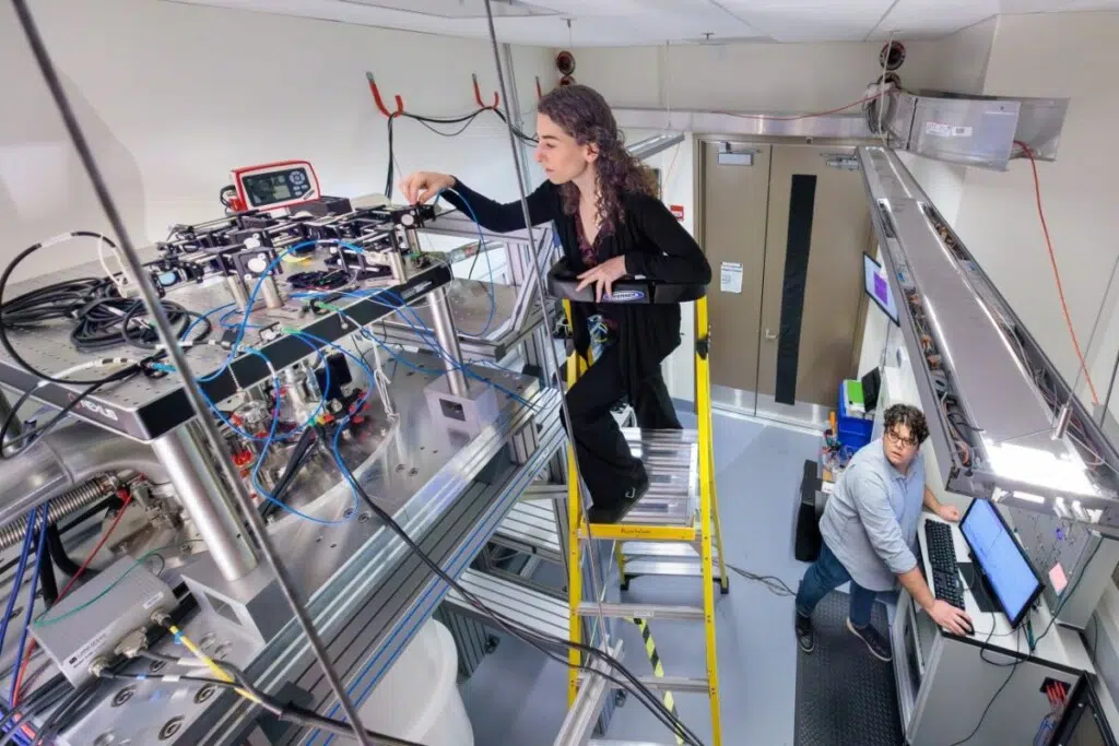 Leah Weiss et Grant Smith travaillent dans le laboratoire du professeur David Awschalom. (John Zich)