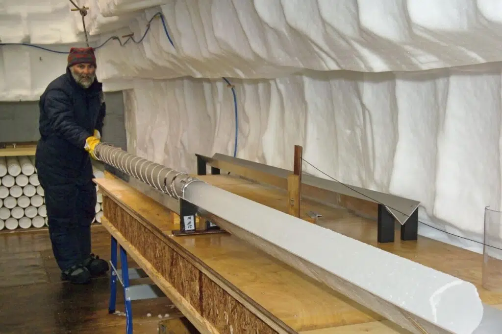 Le docteur Robert Mulvaney, spécialiste du carottage de glace au British Antarctic Survey (BAS) et la fameuse carotte lors de son extraction.