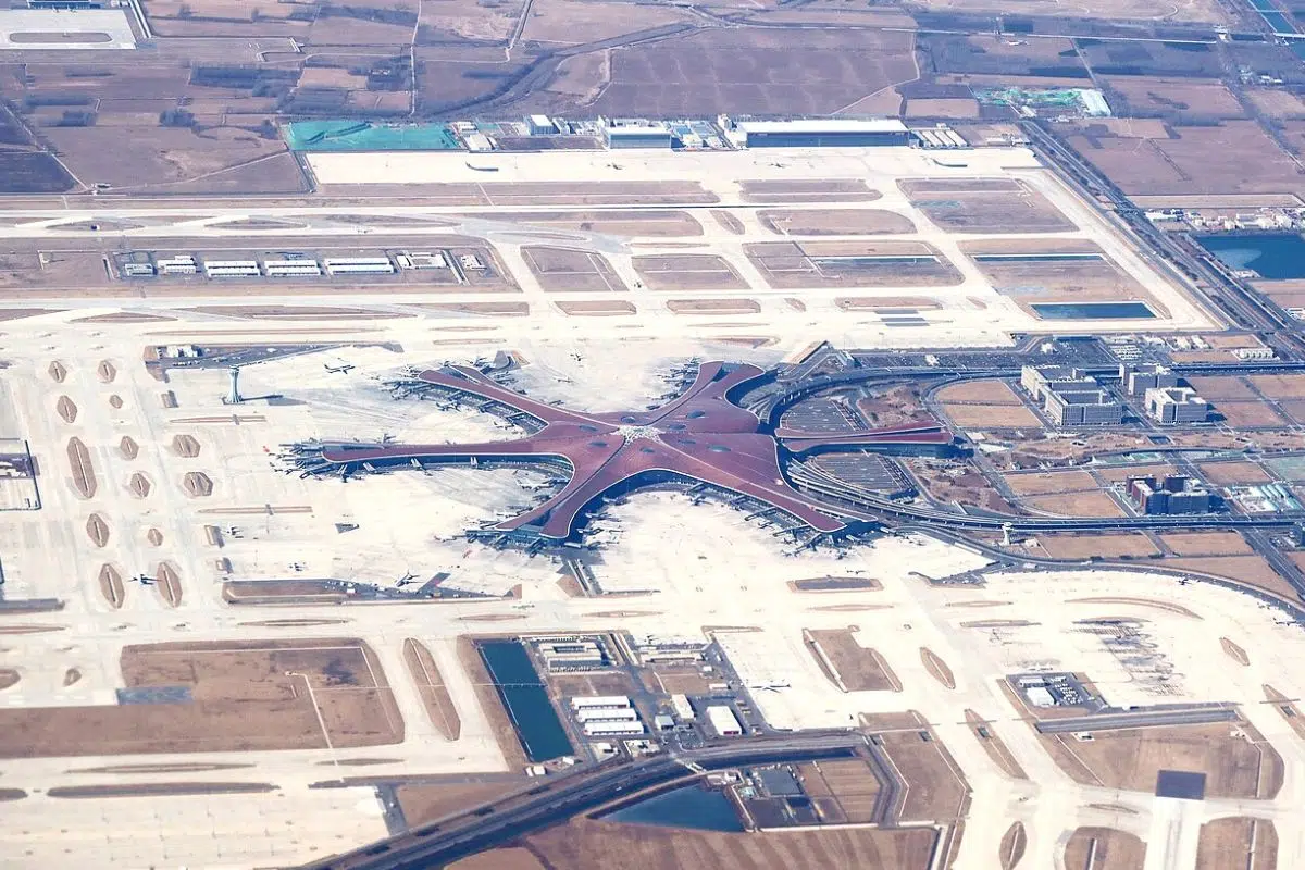 Le plus grand aéroport du monde n'est PAS le plus fréquenté du monde même s'il est taillé pour accueillir 100 millions de visiteurs dans les années à venir Le plus grand aéroport du monde n'est PAS le plus fréquenté du monde même s'il est taillé pour accueillir 100 millions de visiteurs dans les années à venir