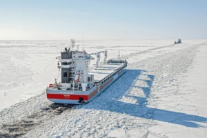 Ce cargo hollandais de 5000 tonnes bloqué pendant 6 semaines dans les glaces arctiques a été libéré et va emprunter un itinéraire bis pour finir son voyage