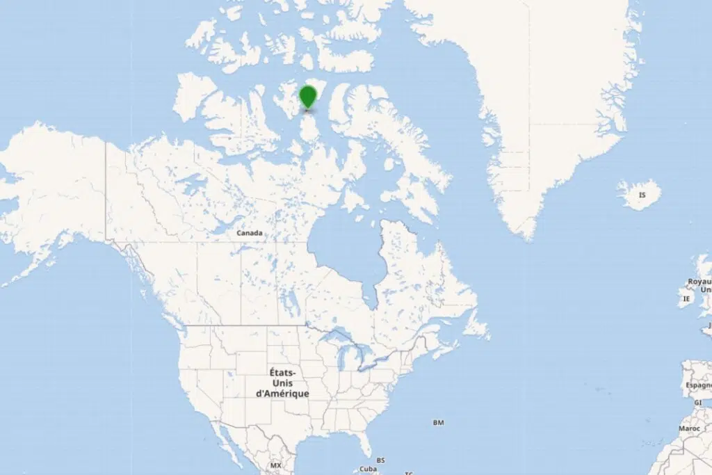 Le détroit de Bellot, long d’environ 35 km, sépare la péninsule Boothia de l’île Somerset dans l’Arctique canadien. Découvert en 1852 par l’explorateur William Kennedy et nommé en hommage au lieutenant français Joseph-René Bellot, il est redouté pour ses courants atteignant 8 nœuds et ses rives escarpées culminant à 750 mètres.
