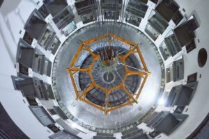 Ce dispositif de 400 tonnes du réacteur à fusion nucléaire chinois BEST qui vient d'être posé a un rôle très précis : garder les aimants supraconducteurs à -269°