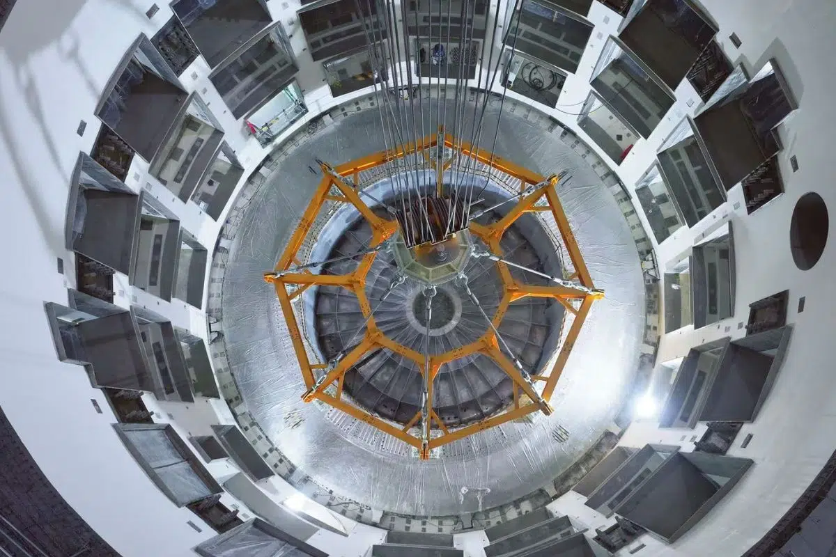 Ce dispositif de 400 tonnes du réacteur à fusion nucléaire chinois BEST qui vient d'être posé a un rôle très précis : garder les aimants supraconducteurs à -269° Ce dispositif de 400 tonnes du réacteur à fusion nucléaire chinois BEST qui vient d'être posé a un rôle très précis : garder les aimants supraconducteurs à -269°