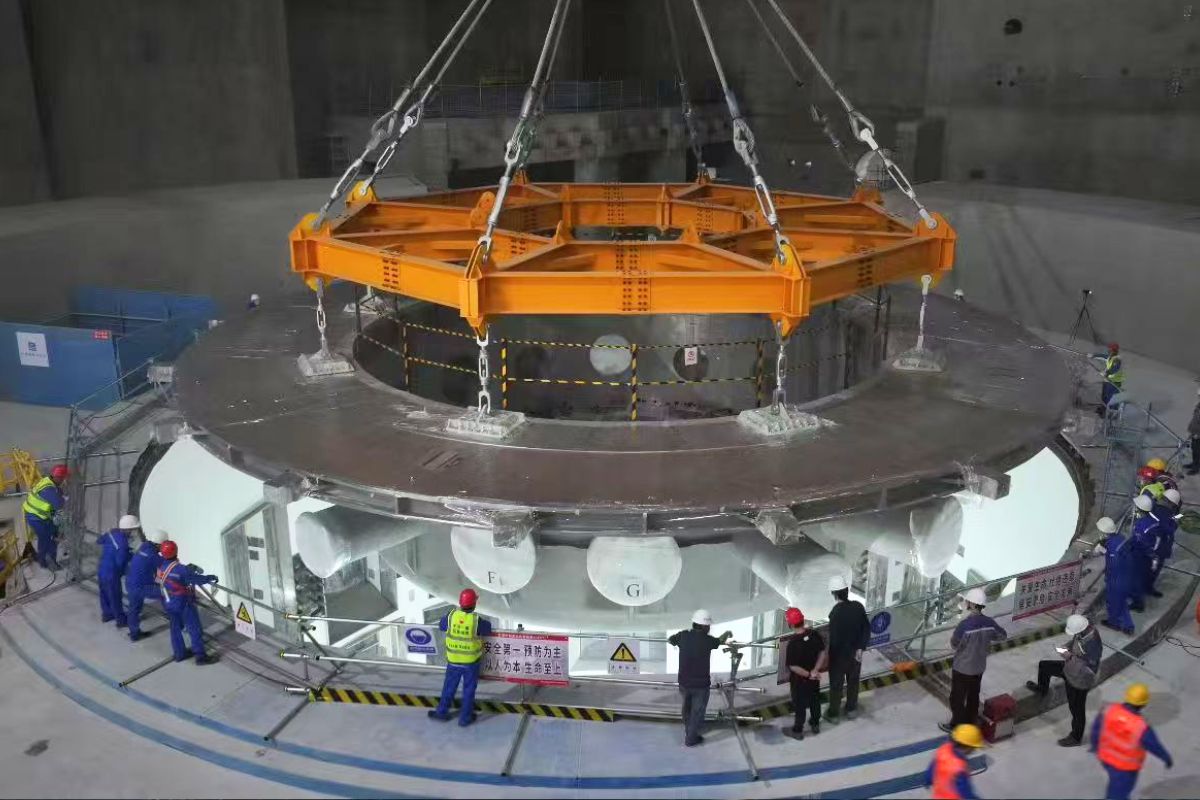 La base du Dewar, inspectée avant d’être mise en place.