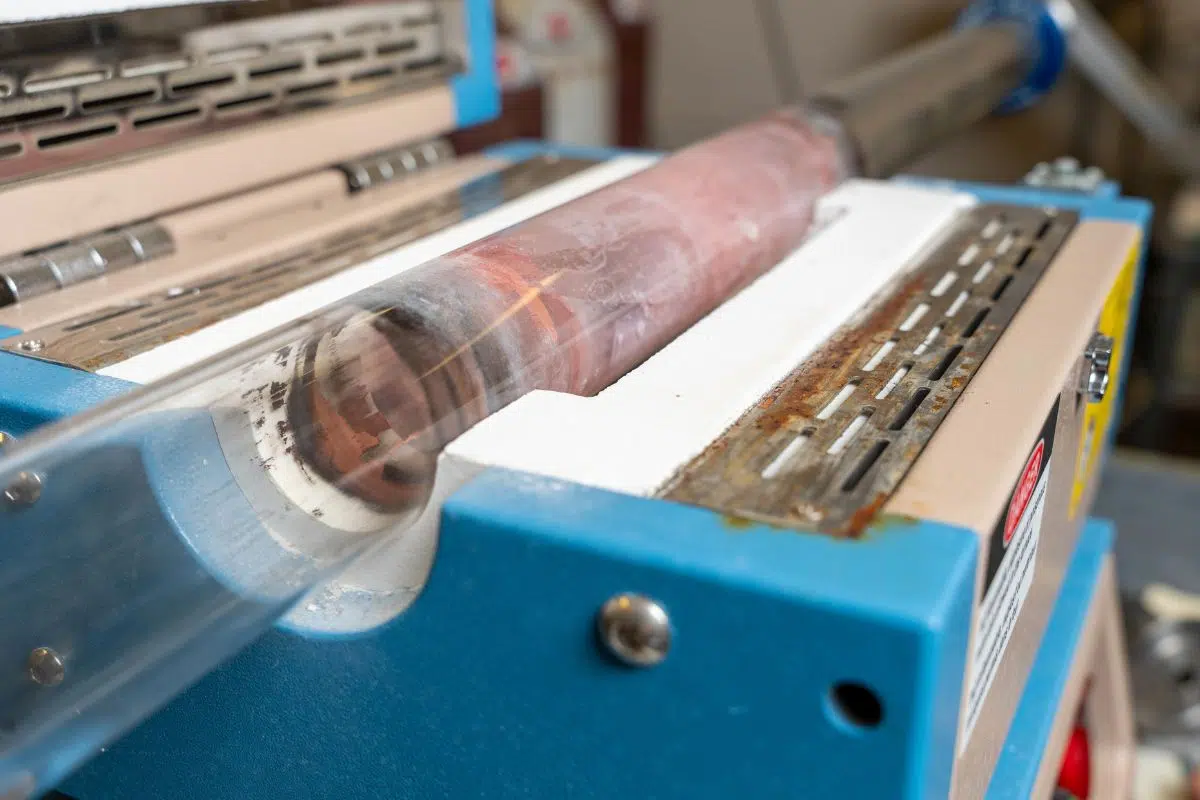 Un four tubulaire chauffe des matériaux à l’intérieur d’un tube de quartz scellé afin d’étudier les transformations de phase et de développer des matériaux métalliques de nouvelle génération. | Image : Emily Oswald / Texas A&M Engineering