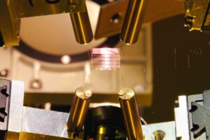 L'Allemagne réussit une grande première mondiale en informatique quantique en intégrant un système optique directement dans des puces à piège à ions